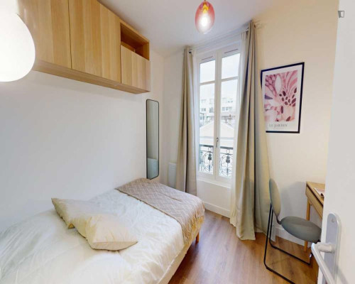 Alluring double bedroom in Hôpital-Saint-Louis