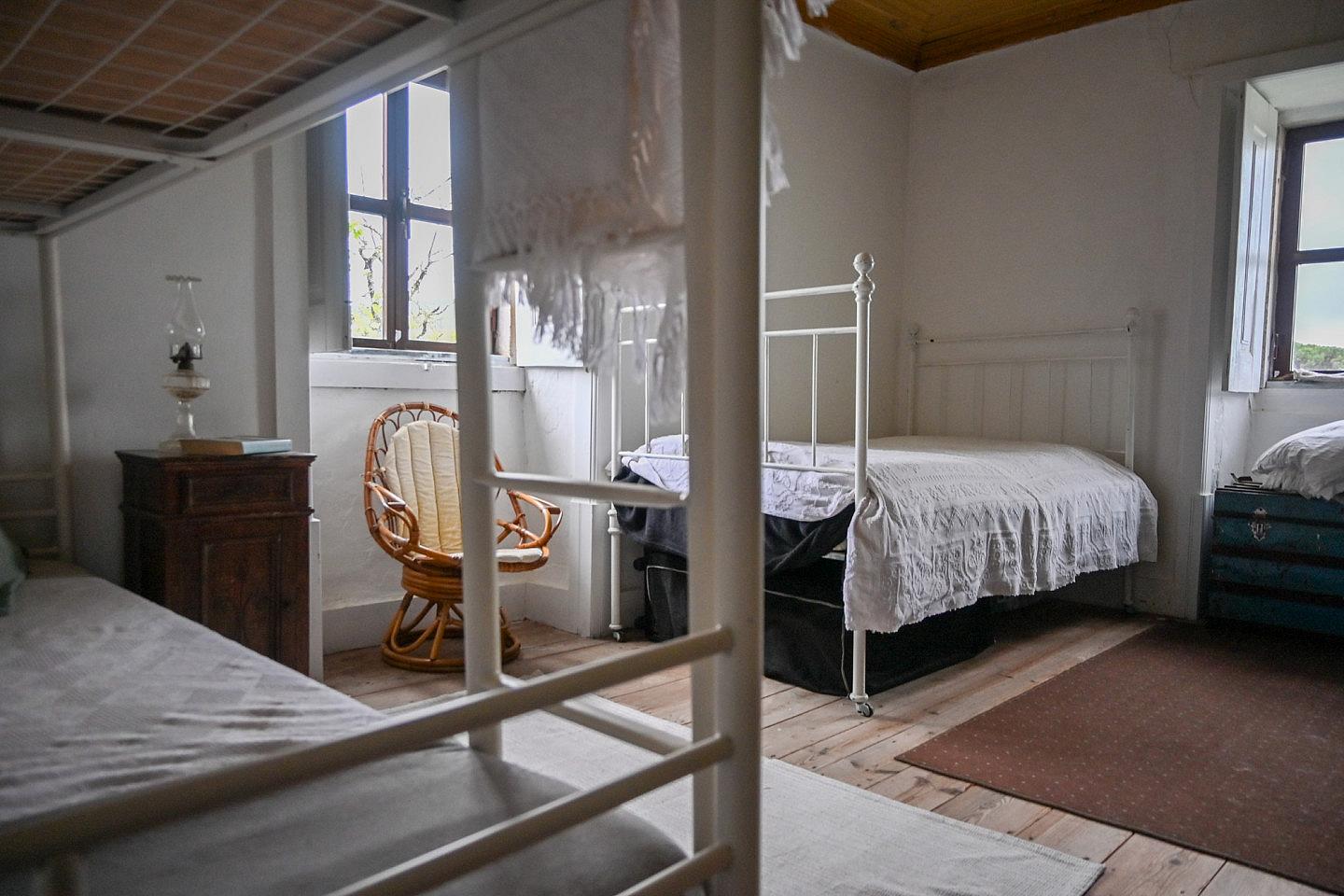  Bed In A 3-Bed Females Only Room  -  Elegant Coliving with Nature Adventures in Venda Nova Community Home  - Gallery -  12