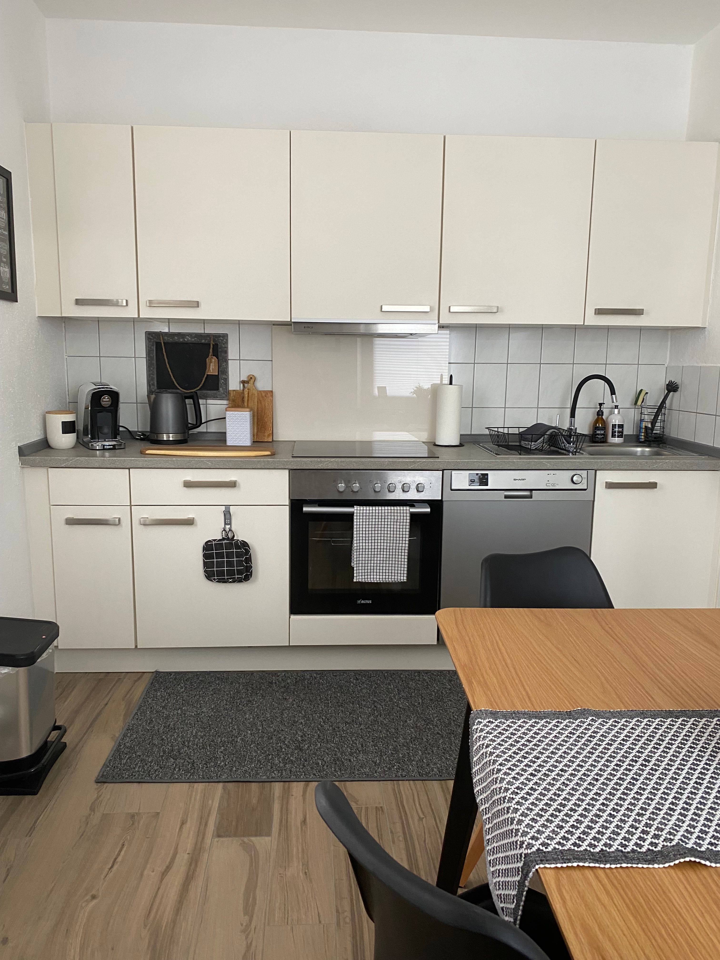Cozy, Modern Apartment - 9