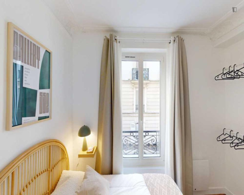 Bright double bedroom in the 9th arrondissement