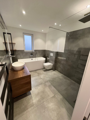 Exclusive, furnished 4-room apartment (140 m²) with two balconies, air conditioning & wall box in Bonn-Beuel-Ramersdorf