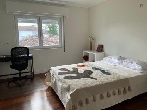 Offer titleBright Double Bedroom close to University of the Azores