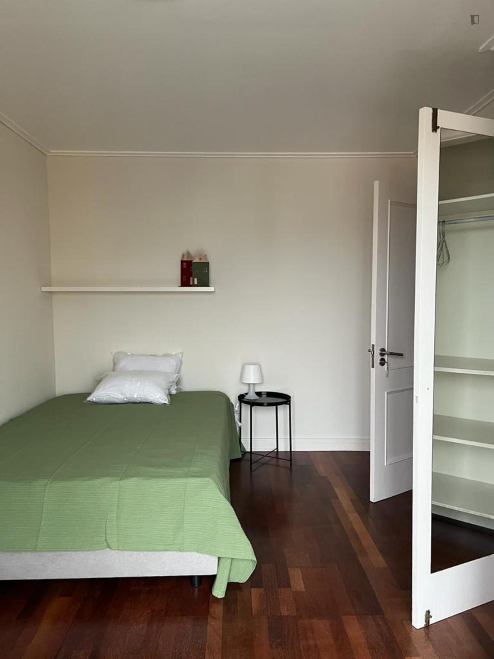 Welcoming Double Bedroom Close To University Of The Azores - Welcoming Double Bedroom close to University of the Azores - Gallery - 1