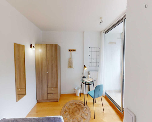 Interesting double bedroom with a balcony, in Levallois-Perret