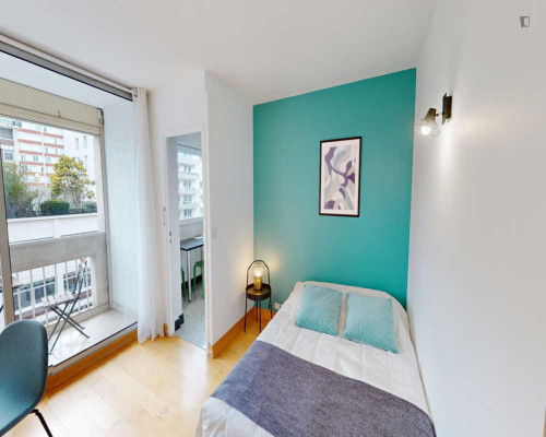 Interesting double bedroom with a balcony, in Levallois-Perret