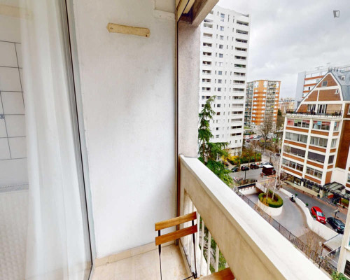 Interesting double bedroom with a balcony, in Levallois-Perret