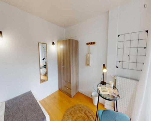 Interesting double bedroom with a balcony, in Levallois-Perret