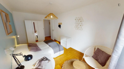Pleasant double bedroom in the 17º district
