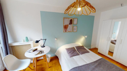 Pleasant double bedroom in the 17º district