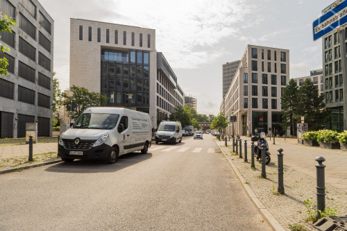 Stylish Two-Room Apartment with Direct Spree Views & Balcony – Berlin City West, Near Ku’damm & Tiergarten S-Bahn