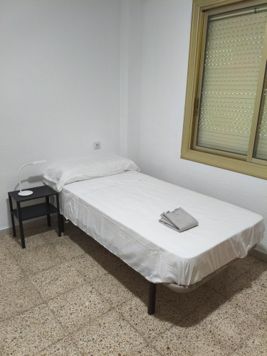 Nice Single Bedroom close to Sant Vicent Centre Train Station