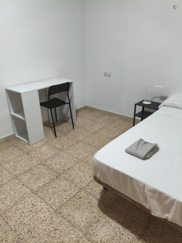 Nice Single Bedroom close to Sant Vicent Centre Train Station
