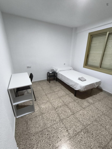 Nice Single Bedroom close to Sant Vicent Centre Train Station