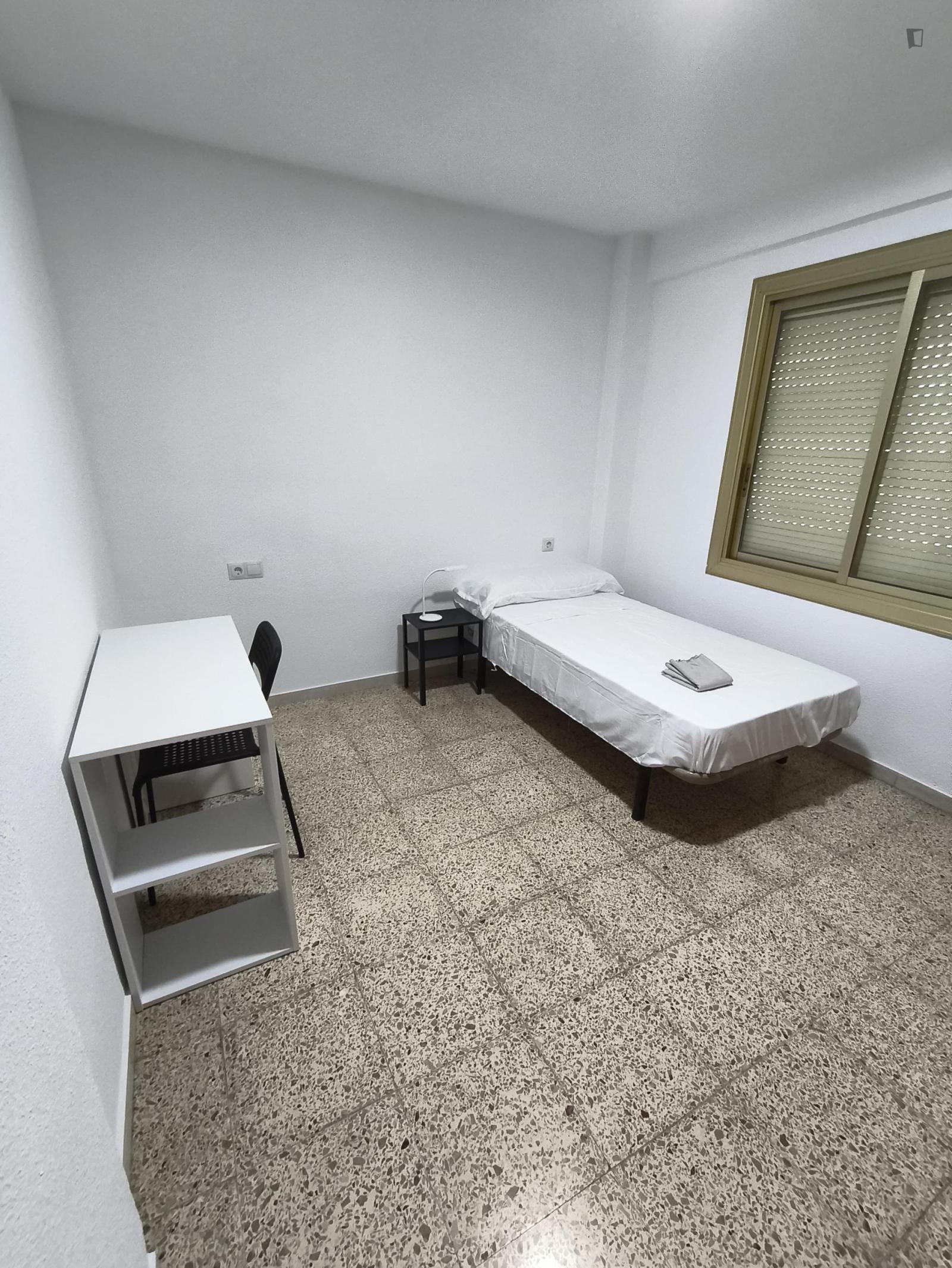  Nice Single Bedroom Close To Sant Vicent Centre Train Station  -  Nice Single Bedroom close to Sant Vicent Centre Train Station  - Gallery -  1