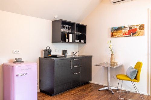 Stylish Design Studio with Air Conditioning at Aliceplatz – Central & Comfortable - Gallery - 8