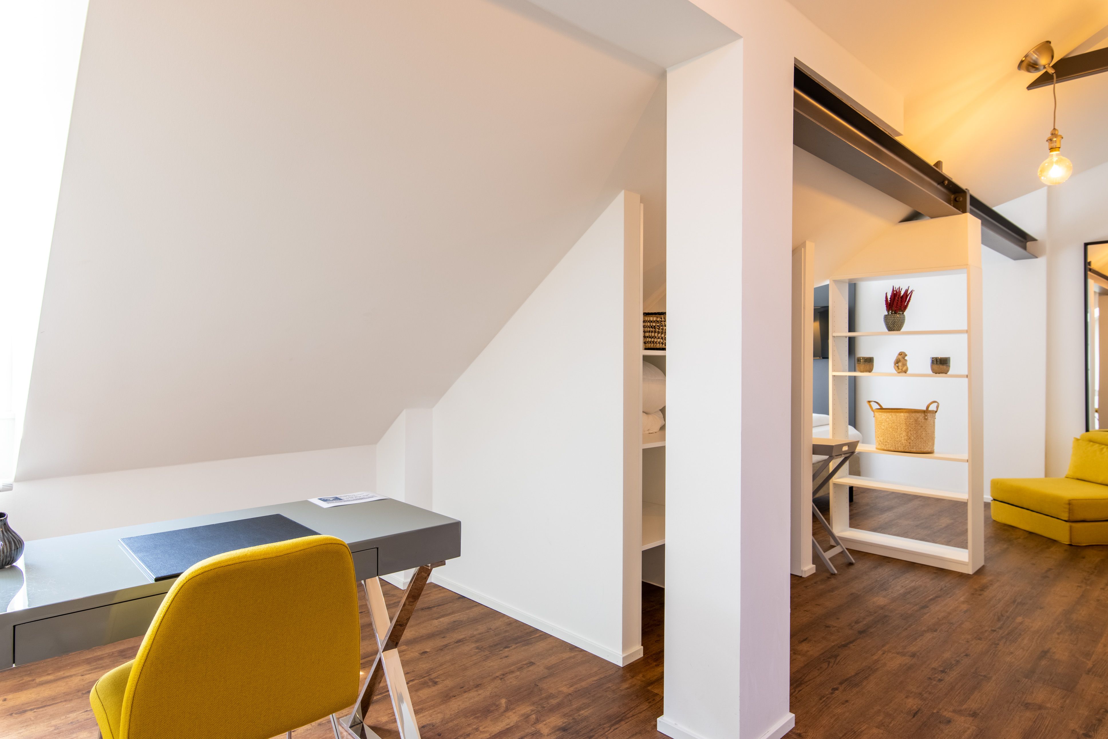 Stylish Design Studio With Air Conditioning At Aliceplatz – Central & Comfortable - Stylish Design Studio with Air Conditioning at Aliceplatz – Central & Comfortable - Gallery - 2