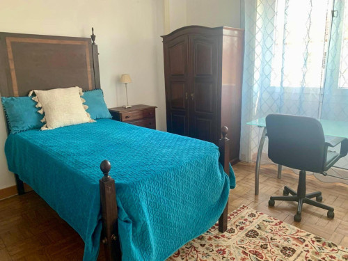 Charming bedroom next to Alma Shopping
