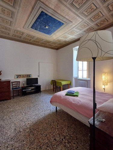 Elegant large double bedroom close to the city center