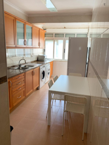 Adorable Single Bedroom close to Alfornelos Metro