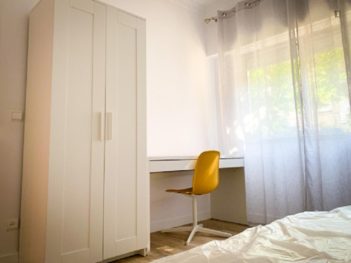 Adorable Single Bedroom close to Alfornelos Metro