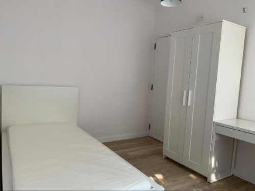 Adorable Single Bedroom close to Alfornelos Metro