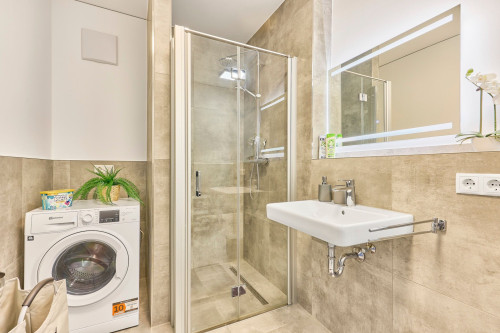 Central and Quiet Netflix Balcony Parking