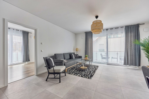 Central and Quiet Netflix Balcony Parking - Gallery - 11
