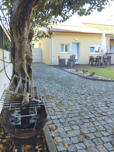 Astonishing 2 Bedroom House with a backyard close to Casais Train Station