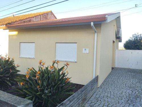Astonishing 2 Bedroom House with a backyard close to Casais Train Station