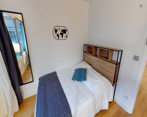 Very nice double bedroom in Saint-Lambert
