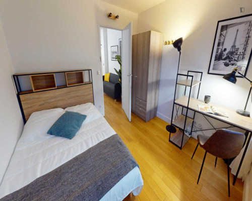 Very nice double bedroom in Saint-Lambert