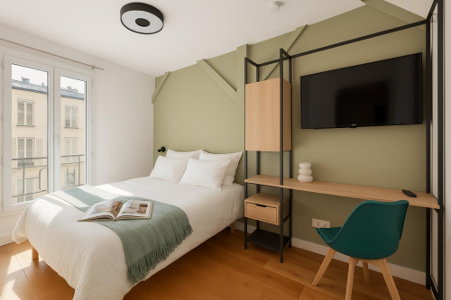 Snug double bedroom in Goutte d'Or