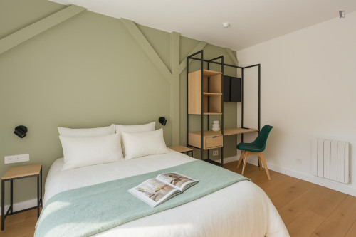 Snug double bedroom in Goutte d'Or