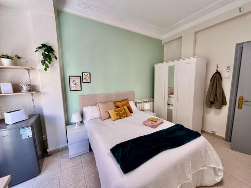 Sublime double bedroom near Parque de Juan Faustino Bruil