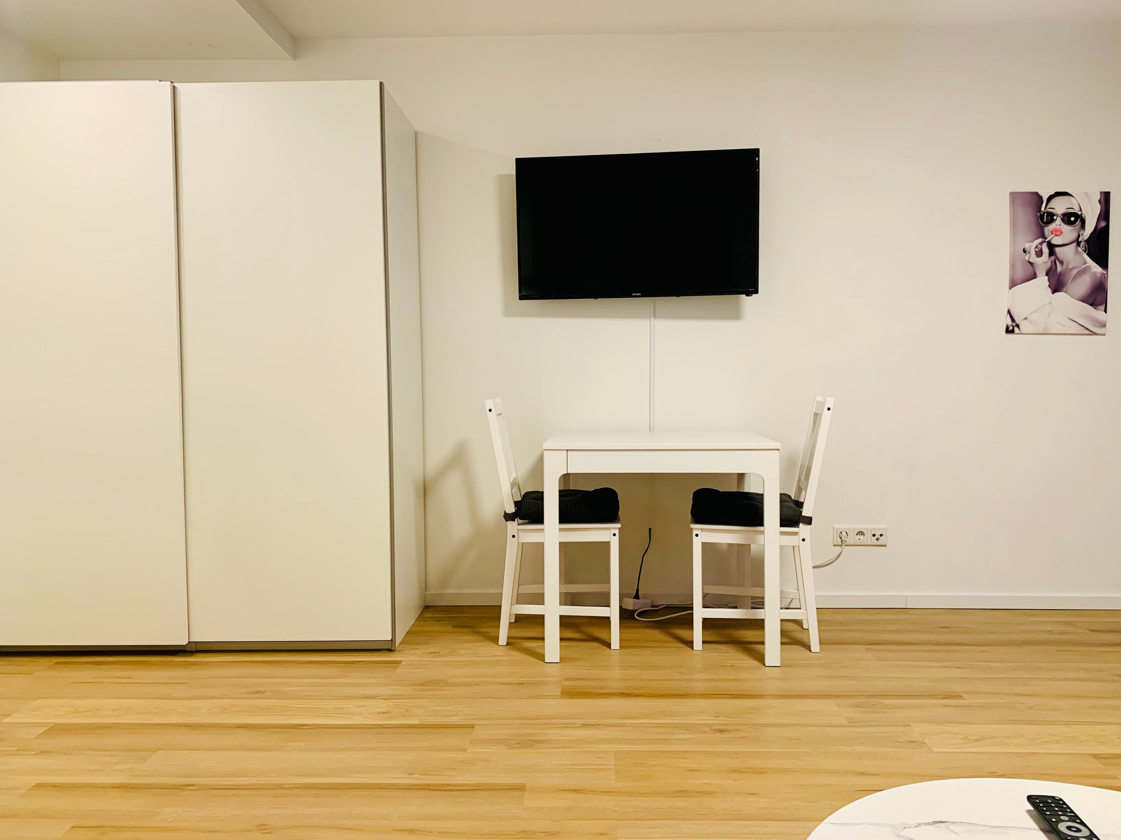 Modern 1-Bedroom Apartment With Balcony – Newly Renovated & Fully Furnished - 13