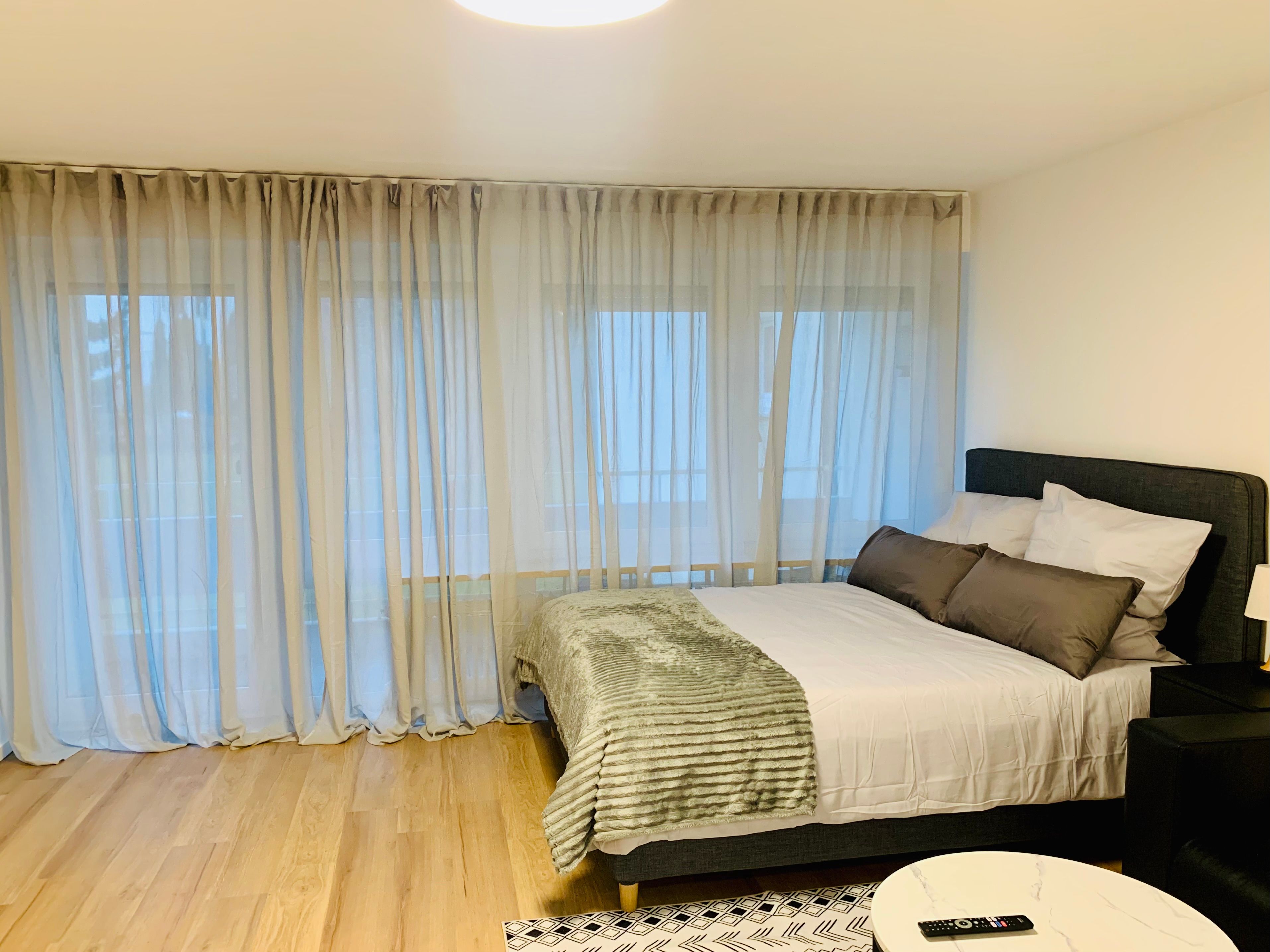 Modern 1-Bedroom Apartment With Balcony – Newly Renovated & Fully Furnished - 10