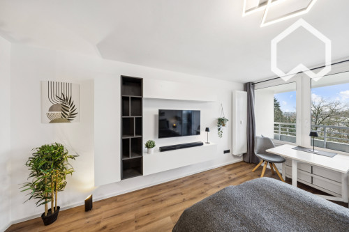 Modern & freshly renovated – flat with balcony and excellent transport connection