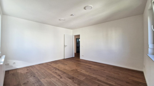 Beautiful 4-room apartment in Esslingen — with fitted kitchen, bathroom with natural light, loggia and garden