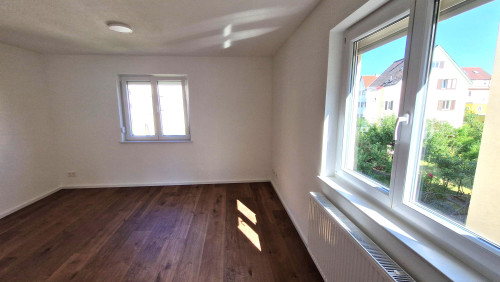 Beautiful 4-room apartment in Esslingen — with fitted kitchen, bathroom with natural light, loggia and garden