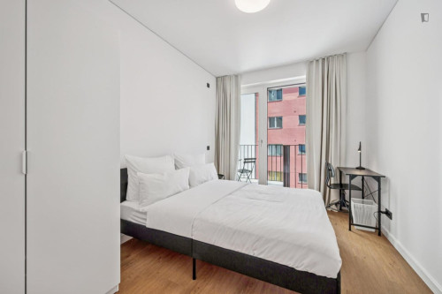 Single bedroom in a 3-bedroom flat, in Moabit
