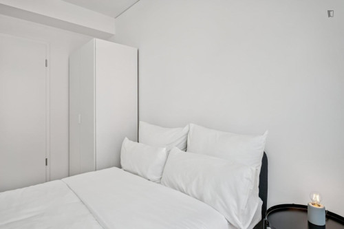 Single bedroom in a 3-bedroom flat, in Moabit