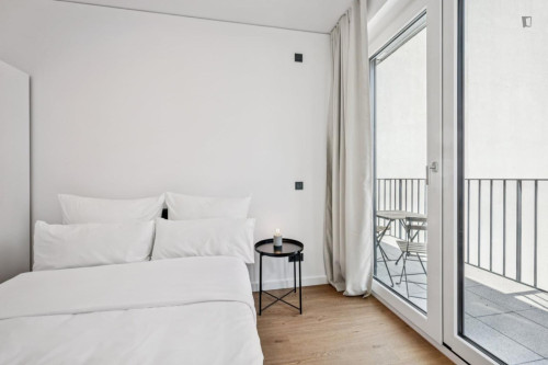 Single bedroom in a 3-bedroom flat, in Moabit