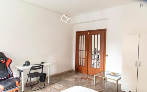 Pleasant single bedroom near the Trastevere train station