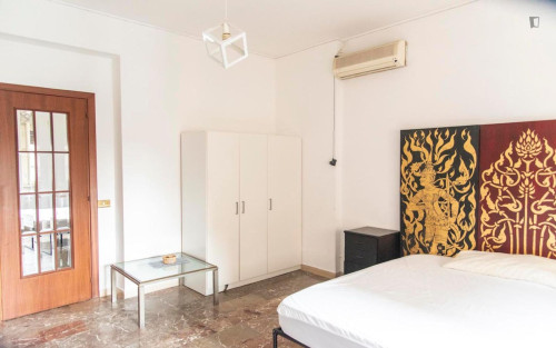 Pleasant single bedroom near the Trastevere train station