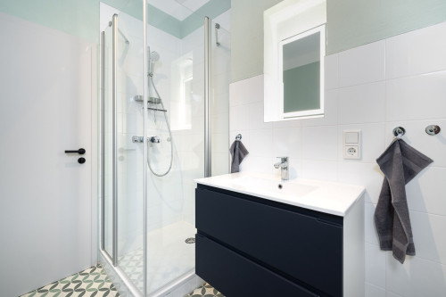 Spacious 2.5-room apartment (1st floor), contract with extension option, completely renovated 2024, fully furnished, central, old town of Erlangen (price incl. 7 % VAT)