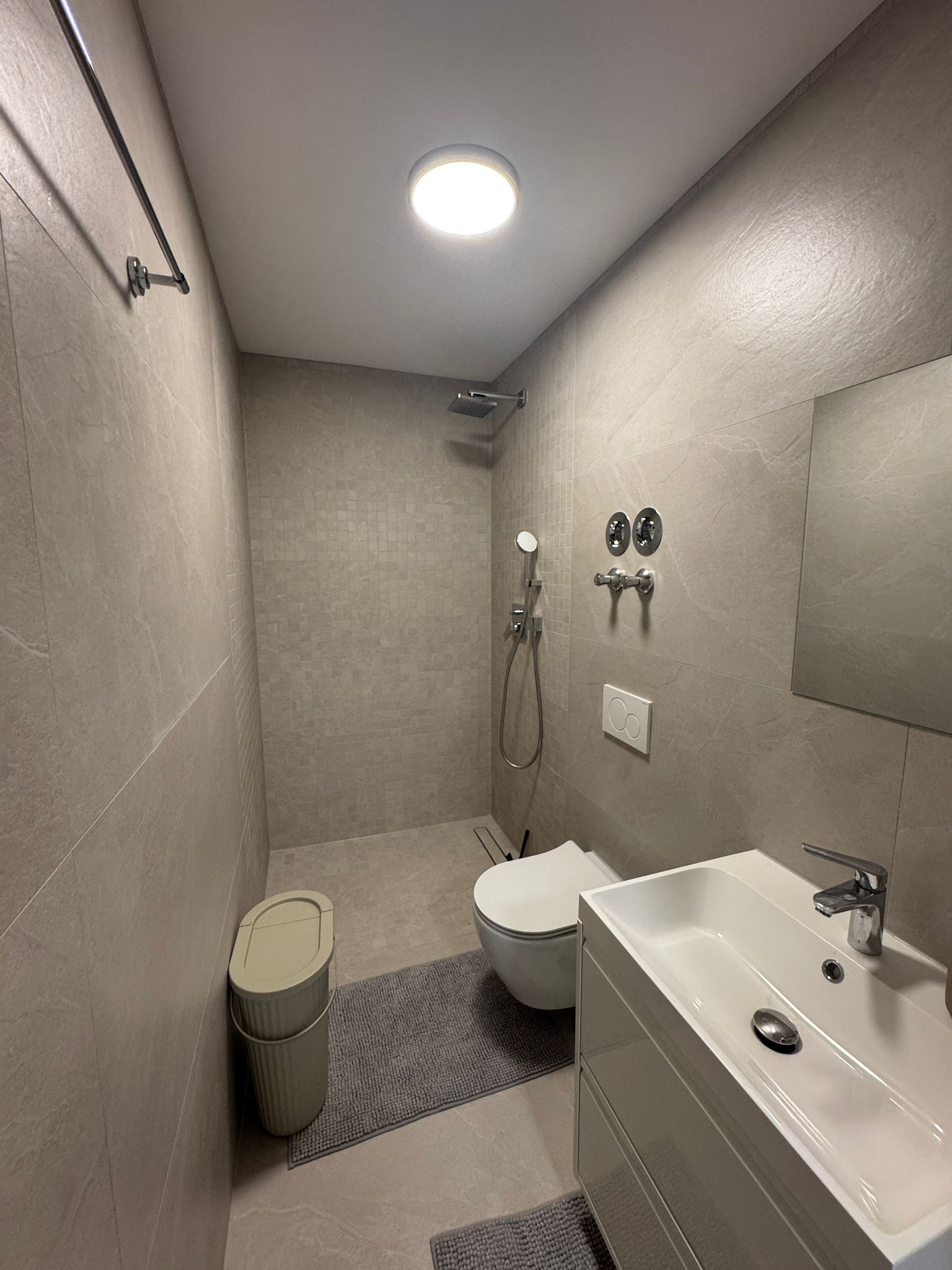 First Occupancy: Fully Furnished Modern Apartment In A Quiet Location - 7