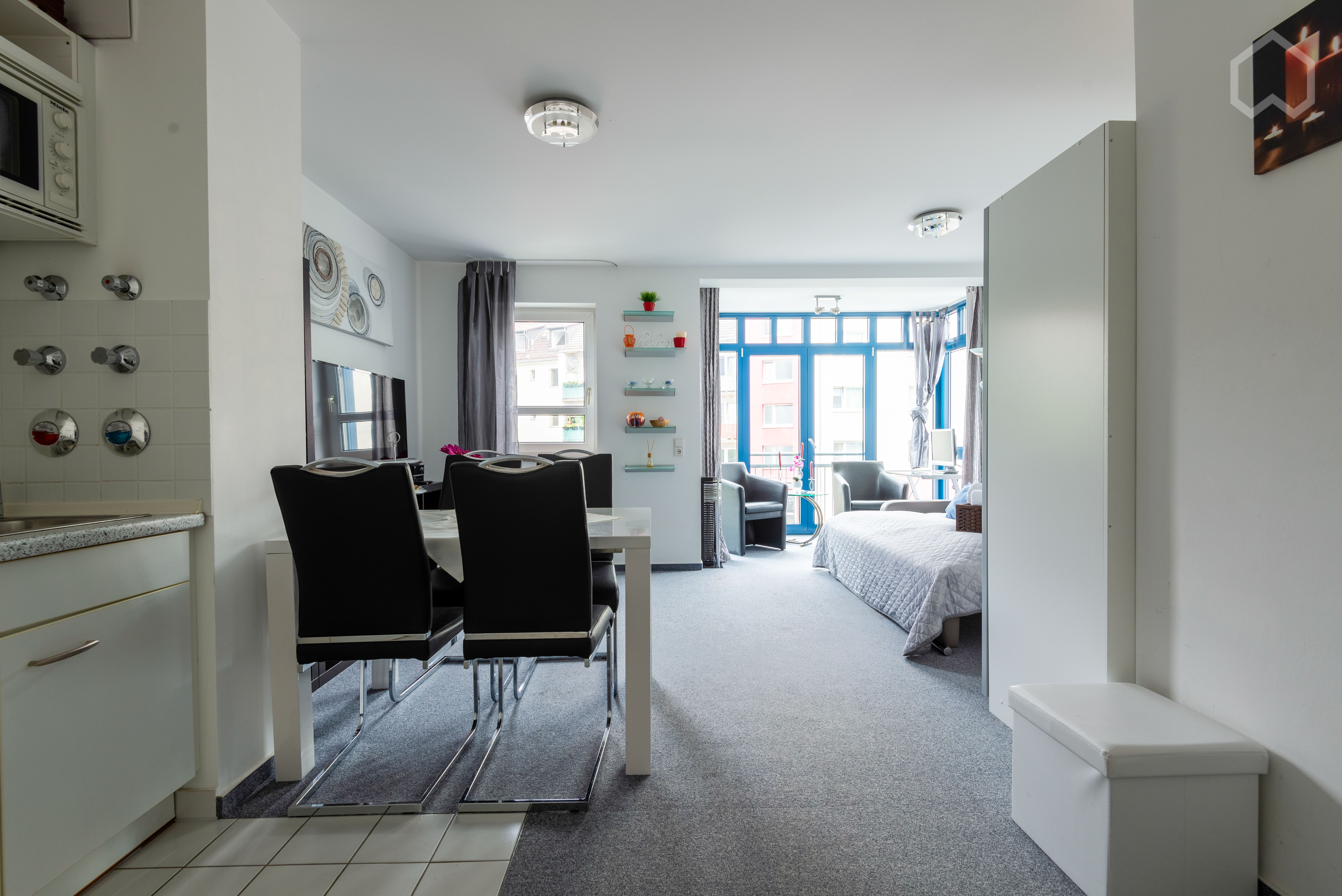 Modern, Bright & Comfortable 1 Room Apartment, Floor-To-Ceiling Panoramic Windows Near Main Station - 10