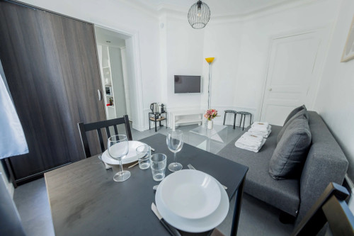 Charming, fully-equipped 19m2 studio near Porte de Vanves, close to transport links.