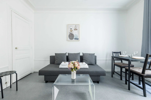 Charming, fully-equipped 19m2 studio near Porte de Vanves, close to transport links.