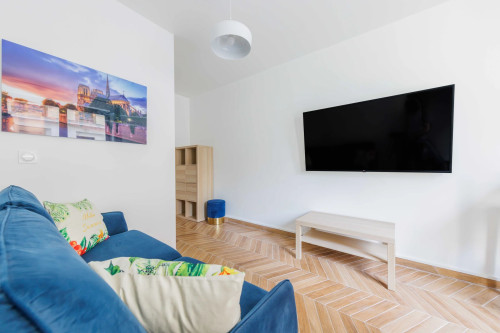 Modern 18m2 studio apartment in the 16th arrondissement of Paris, close to transport links.